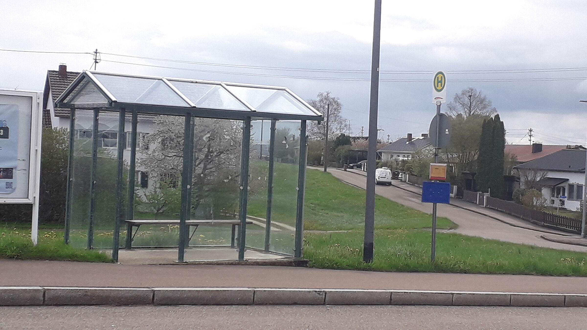 Bushaltestelle Fultenbach, vorbildlich mit Überdachung, Foto P. Semet