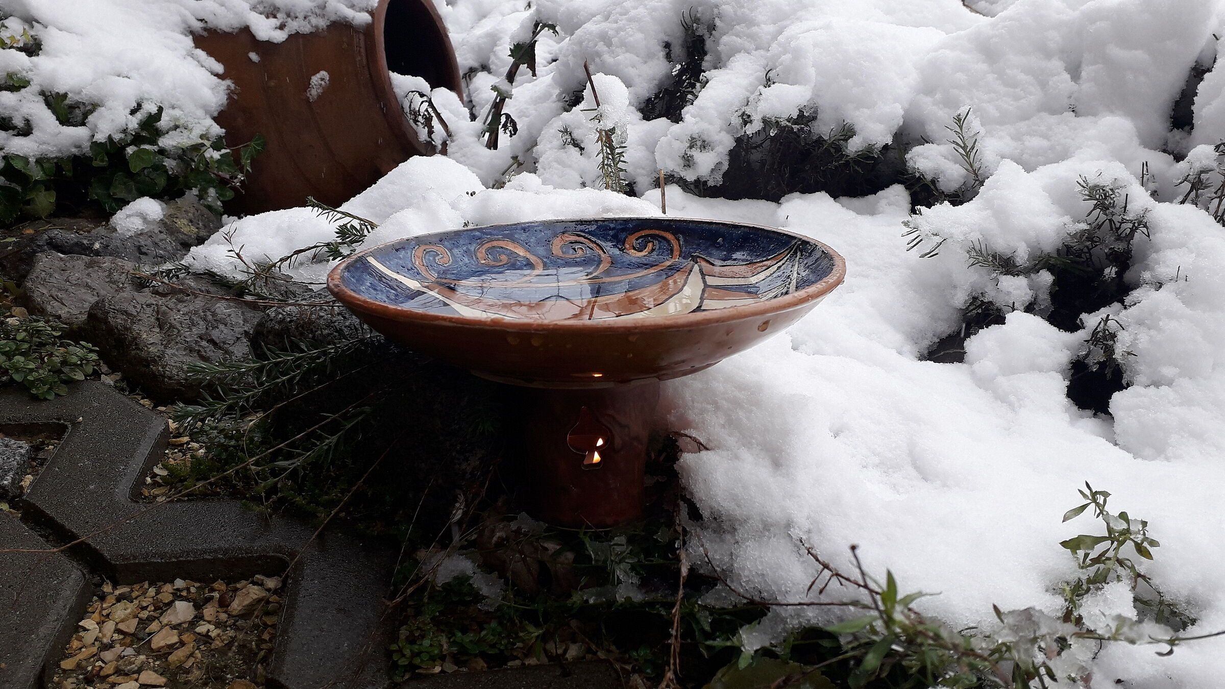 Wassertränke für Vögel im Winter